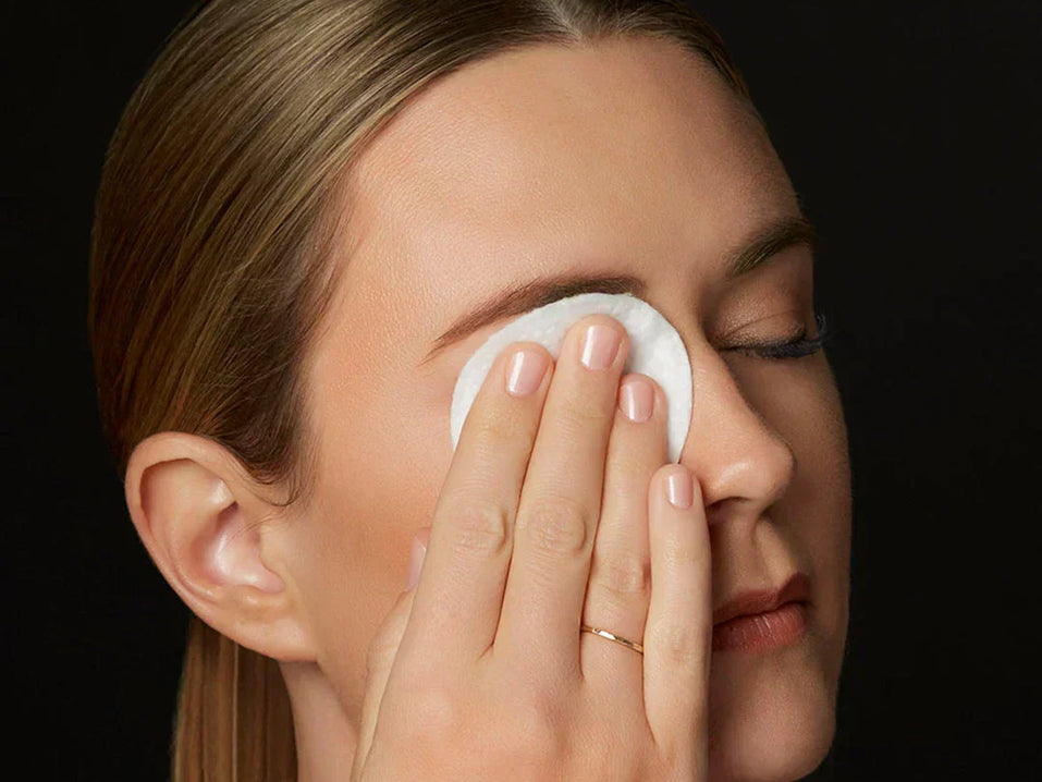 Jak efektywnie zmywać wodoodporny tusz do rzęs?