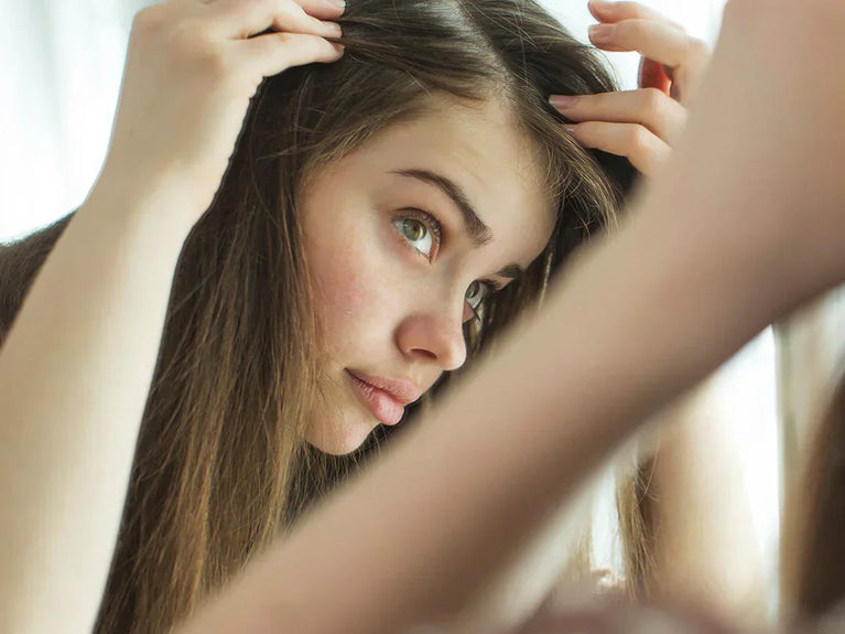 Wypadanie włosów po porodzie - jak sobie radzić?