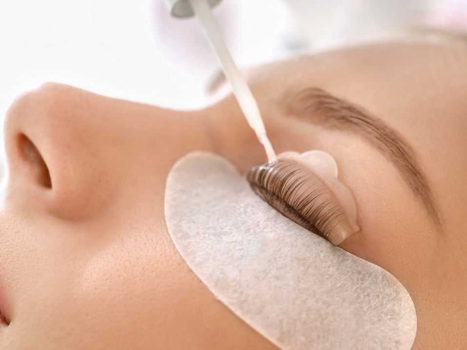 Nie tylko serum! 4 produkty, które zmienią Twoją rutynę rzęsową na lepsze