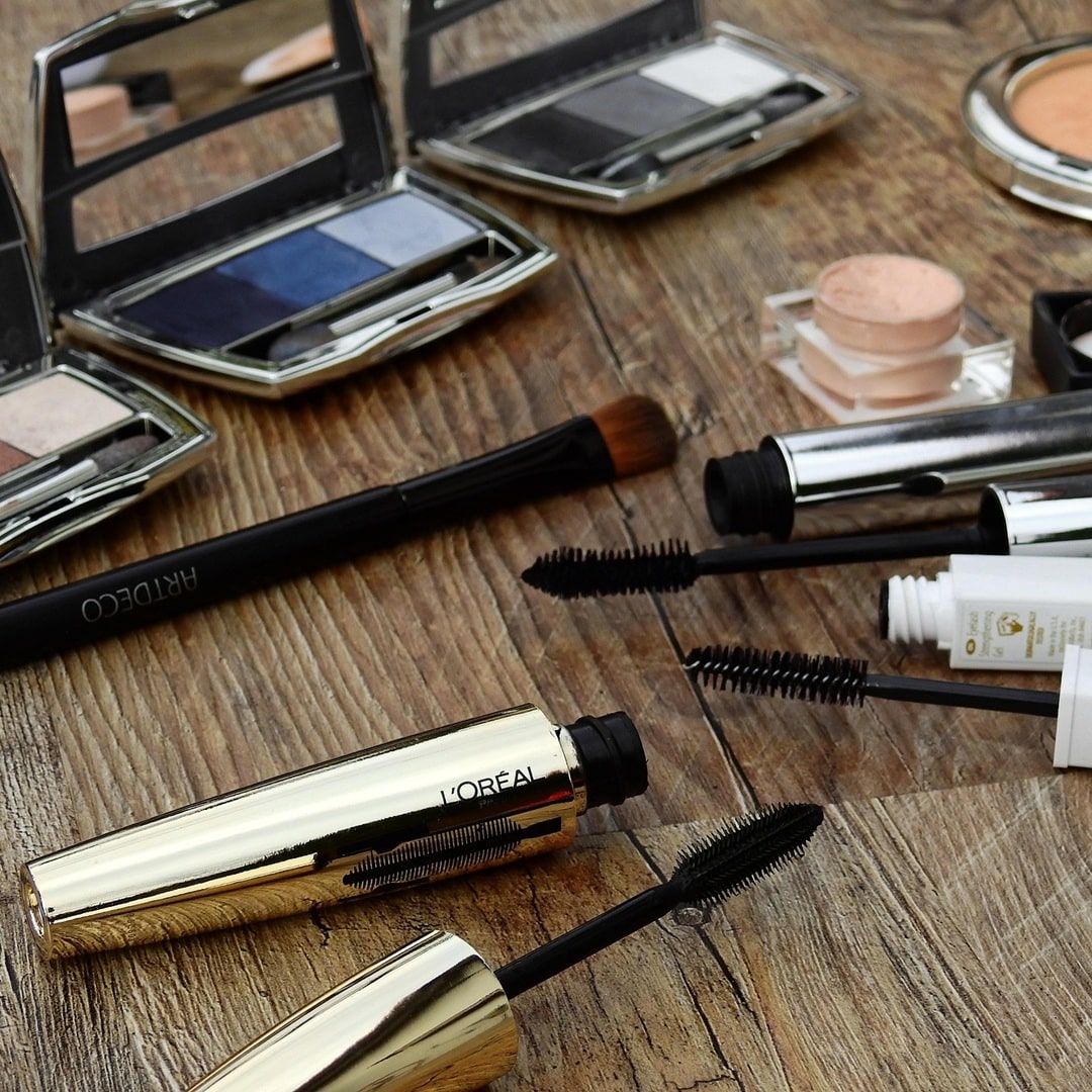 Odżywki do brwi – jak wspierają odbudowę po nadmiernym regulowaniu?