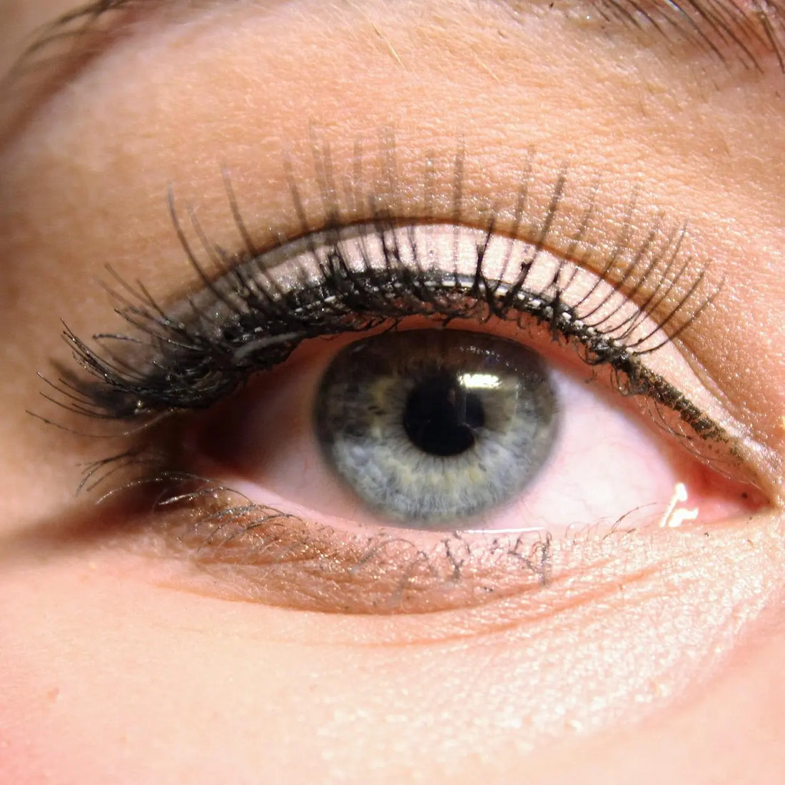 Rola peptydów w pielęgnacji rzęs i brwi: jak działają w produktach RevitaLash?