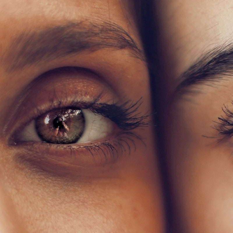 Jak zapobiec przerzedzaniu się rzęs i brwi? Praktyczne porady