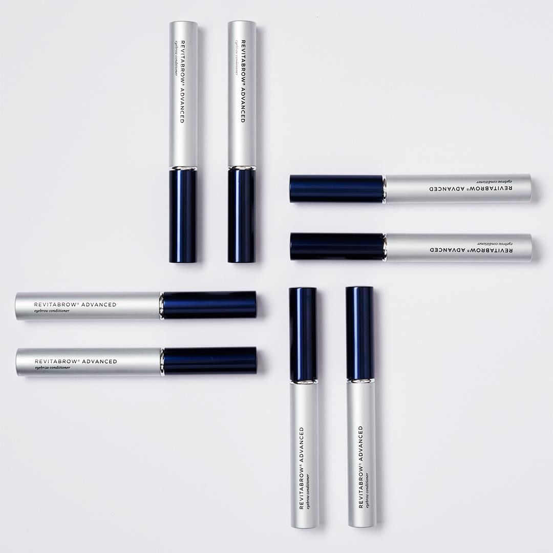 Produkty RevitaBrow Advanced ułożone w kwadratowy wzór