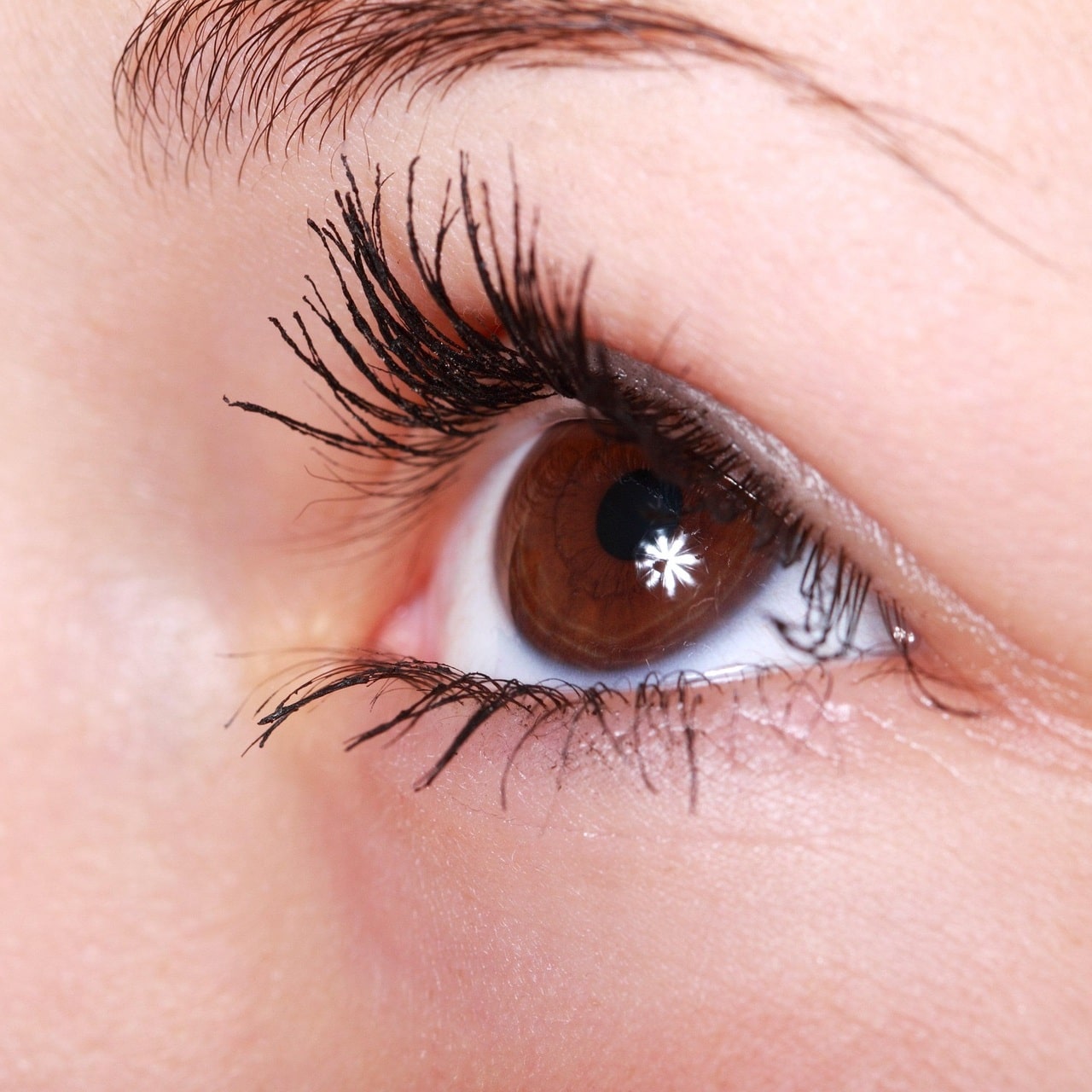 Skutki uboczne stosowania odżywek do rzęs – fakty i mity